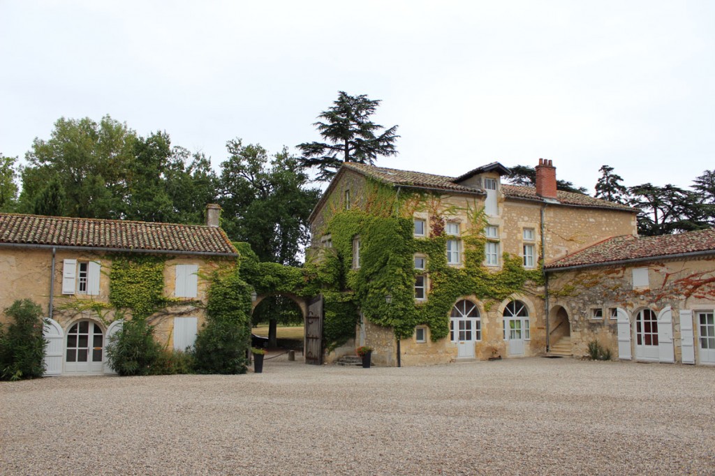 Dans la cour du Château de Mons