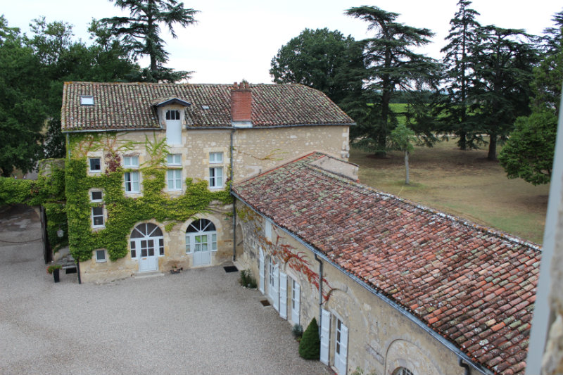 Cour du Château de Mons vue depuis une chambre - Armagnac