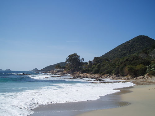 Plage-sur-la-route-des-Sanguinaires