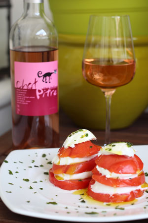 Rosé-Chat-Pitre-Tomates-Mozzarella