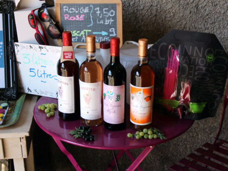 Photo d'une partie de la gamme de vins de MF Devichi