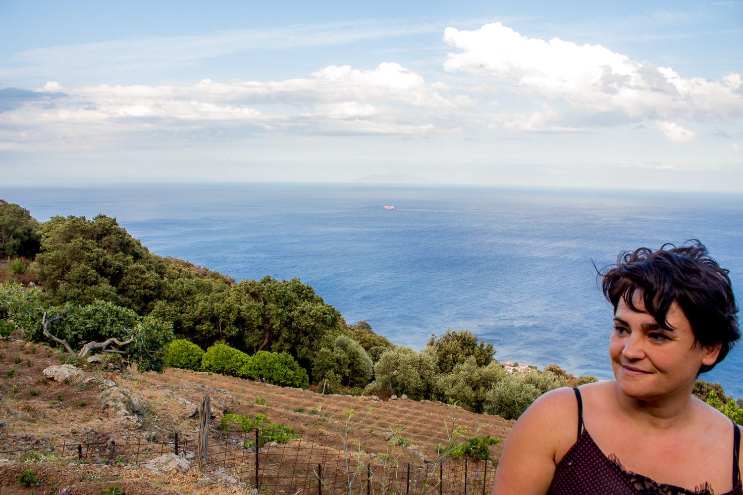 Portrait Joelle Benigni devant vignes